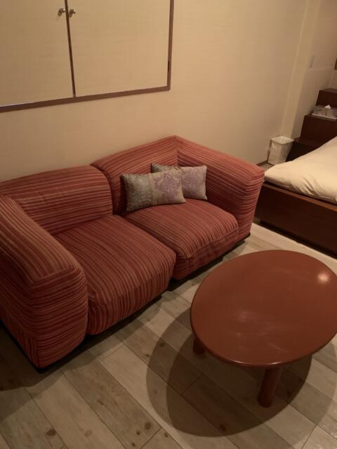 HOTEL D CUBE（Dキューブ）(豊島区/ラブホテル)の写真『403合室　客室（ソファー，テーブル）』by 鶯谷人