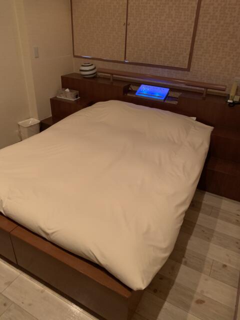 HOTEL D CUBE（Dキューブ）(豊島区/ラブホテル)の写真『403号室　客室（ベッド）』by 鶯谷人