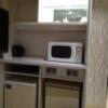 ホテル エリアス(豊島区/ラブホテル)の写真『212号室 テレビの横に食器類、ポット、電子レンジ、持ち込み用と販売用の冷蔵庫。』by なめろう
