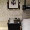 ホテル エリアス(豊島区/ラブホテル)の写真『212号室 ベッドの横にテーブルとイス。』by なめろう