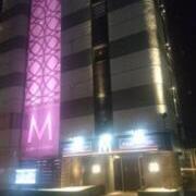 HOTEL M EAST ANNEX(千葉市若葉区/ラブホテル)の写真『正面外観(夜間)』by よしお440