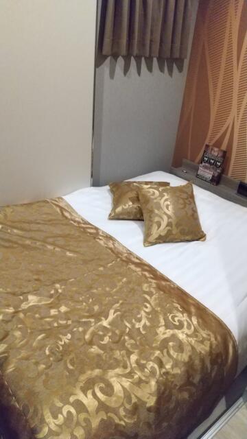 DESIGN HOTEL BLAX～デザインホテルブラックス～(八王子市/ラブホテル)の写真『210号室  ベッド は大きくて清潔です。堅さは普通の布団レベル。』by セイムス