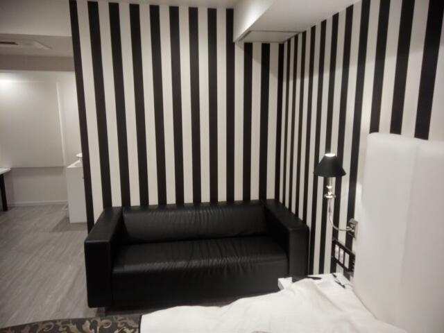 ホテル ラパンセ(さいたま市浦和区/ラブホテル)の写真『307_ベッド奥のソファ』by beat takeshi