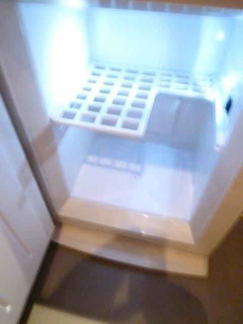GRAND CHARIOT(グランシャリオ)(新宿区/ラブホテル)の写真『410号室（持ち込み冷蔵庫。飲み物4本程度が限界）』by 格付屋