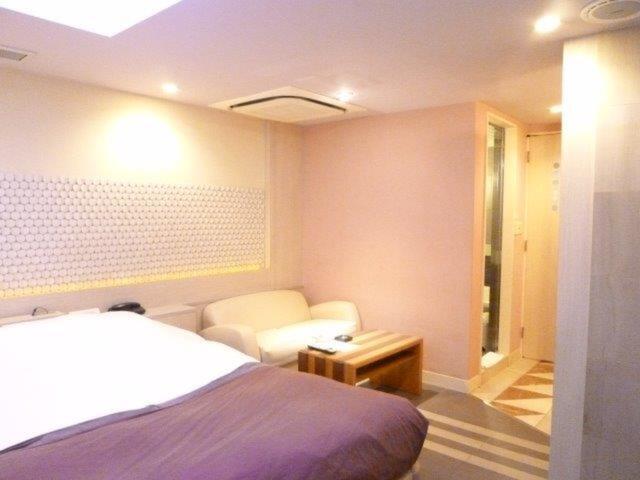 GRAND CHARIOT(グランシャリオ)(新宿区/ラブホテル)の写真『410号室（部屋奥から入口横方向）』by 格付屋