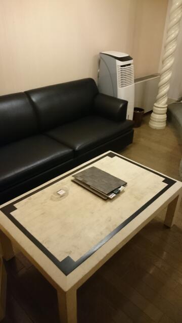 ミンク町田(相模原市/ラブホテル)の写真『403号室のソファとテーブル』by angler