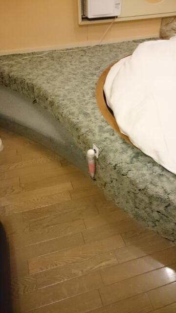 ミンク町田(相模原市/ラブホテル)の写真『403号室のベッドの脇に電マが。』by angler