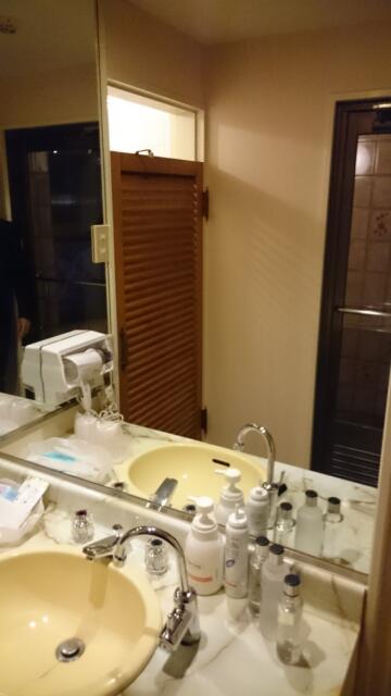 ミンク町田(相模原市/ラブホテル)の写真『403号室の洗面台 シンクが小さくて排水が悪い。』by angler