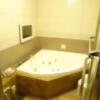 GRAND CHARIOT(グランシャリオ)(新宿区/ラブホテル)の写真『403号室（浴室入口から）』by 格付屋