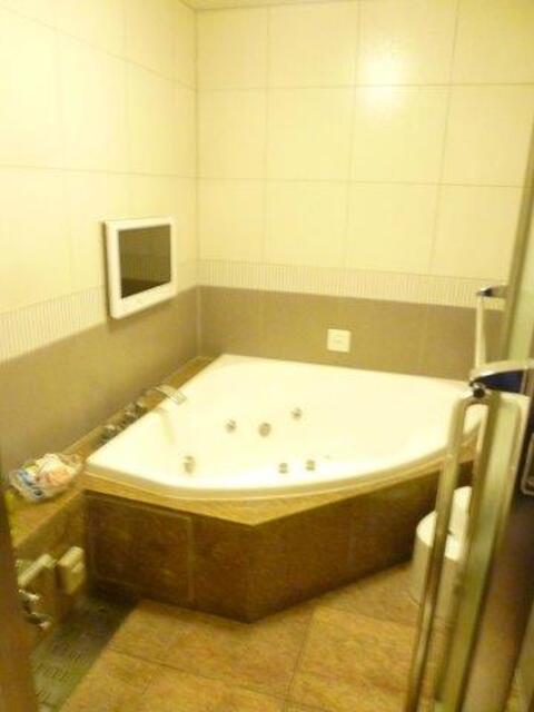 GRAND CHARIOT(グランシャリオ)(新宿区/ラブホテル)の写真『403号室（浴室入口から）』by 格付屋