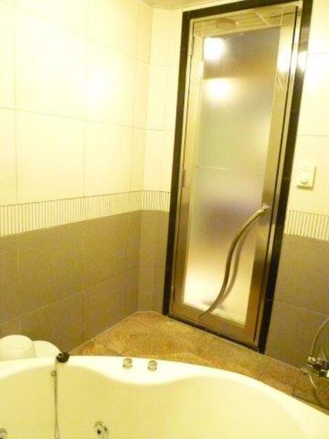 GRAND CHARIOT(グランシャリオ)(新宿区/ラブホテル)の写真『403号室（浴室奥から入口方向）』by 格付屋