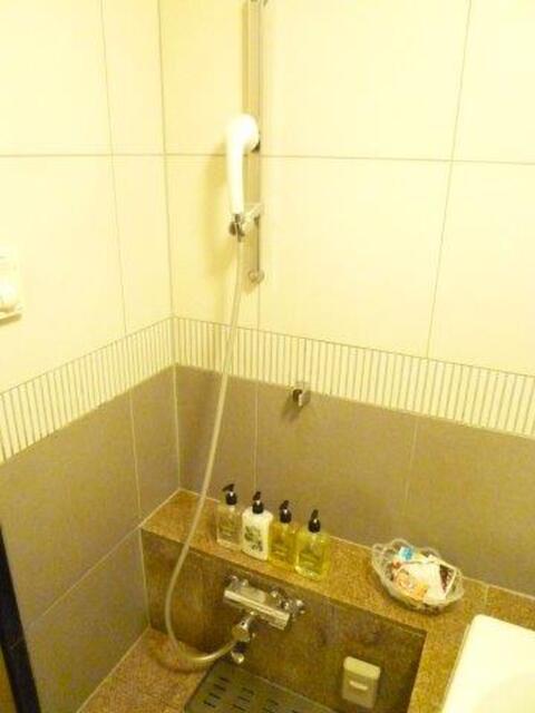 GRAND CHARIOT(グランシャリオ)(新宿区/ラブホテル)の写真『403号室（シャワー部分。スライド固定式）』by 格付屋