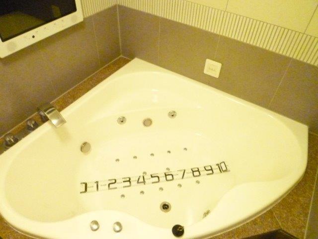 GRAND CHARIOT(グランシャリオ)(新宿区/ラブホテル)の写真『403号室（浴槽幅100㎝（ペットボトル5本分）ジャグジー）』by 格付屋