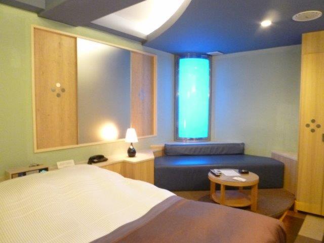 GRAND CHARIOT(グランシャリオ)(新宿区/ラブホテル)の写真『403号室（入口横から部屋奥方向）』by 格付屋
