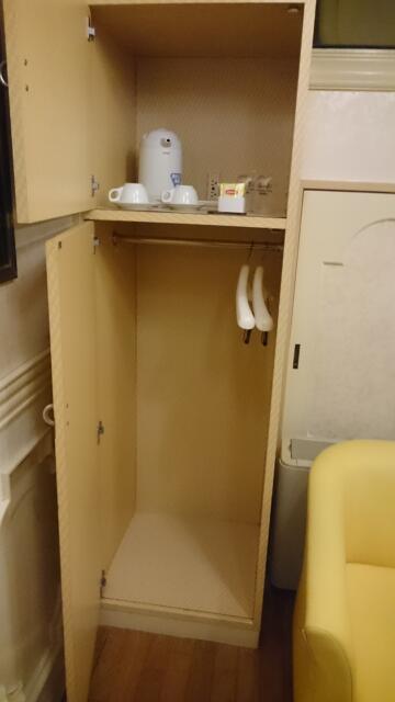 ミンク町田(相模原市/ラブホテル)の写真『307号室のクロゼット 茶器類』by angler