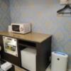 HOTEL ALL-INN G（オールインジー）(豊島区/ラブホテル)の写真『803号室 部屋に入った右側にはレンジや食器類、冷蔵庫など。壁にハンガー２つとその下に空気清浄機。』by なめろう