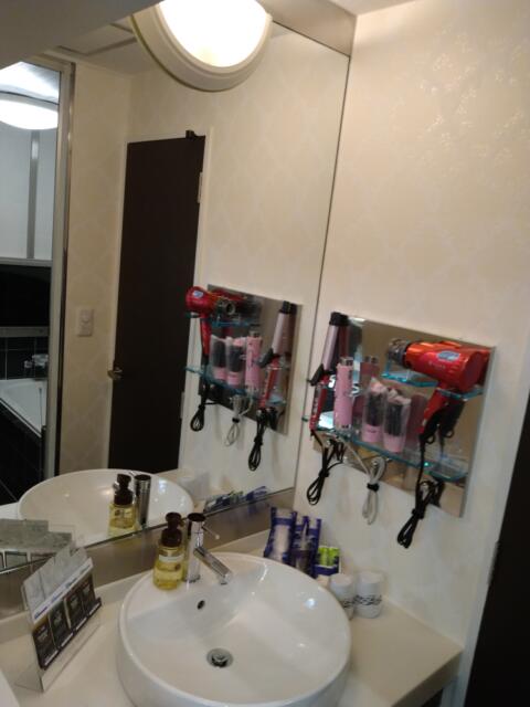 HOTEL ALL-INN G（オールインジー）(豊島区/ラブホテル)の写真『803号室 洗面所。どうやっても自分が鏡に写ってしまうので正面から撮れず(笑)』by なめろう
