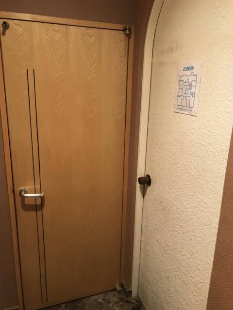 アランド新宿(新宿区/ラブホテル)の写真『210号室の玄関(右は廊下・左はトイレ)』by 少佐