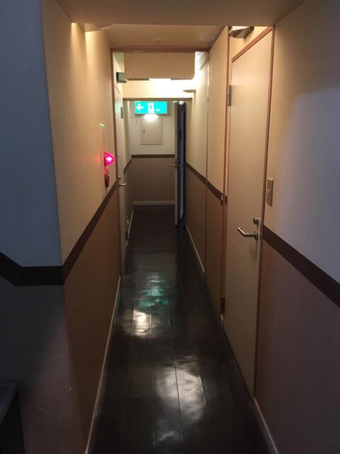 ルミネンホテル蒲田(大田区/ラブホテル)の写真『4階通路』by 92魔