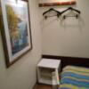 ホテルスペランザ(豊島区/ラブホテル)の写真『105号室 ハンガー２つと、ベッドの足元に持ち込み用の冷蔵庫あり。』by なめろう