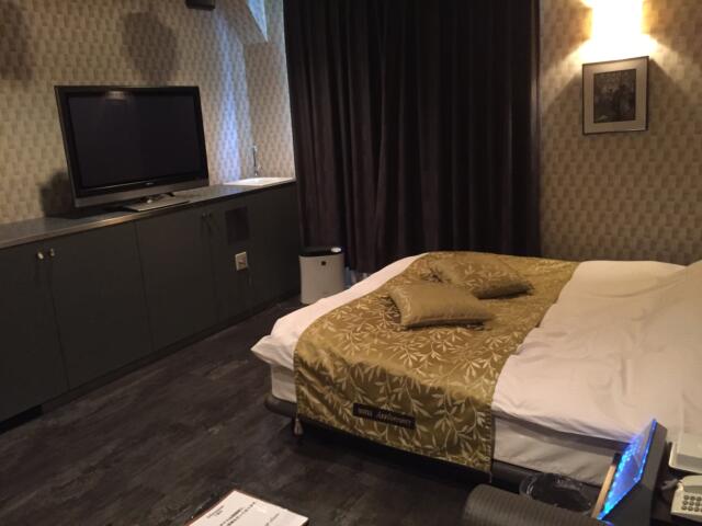 アニバーサリー(八王子市/ラブホテル)の写真『305号室、大きめのベッドで、横になってVODなども楽しめます。』by こばじゃ