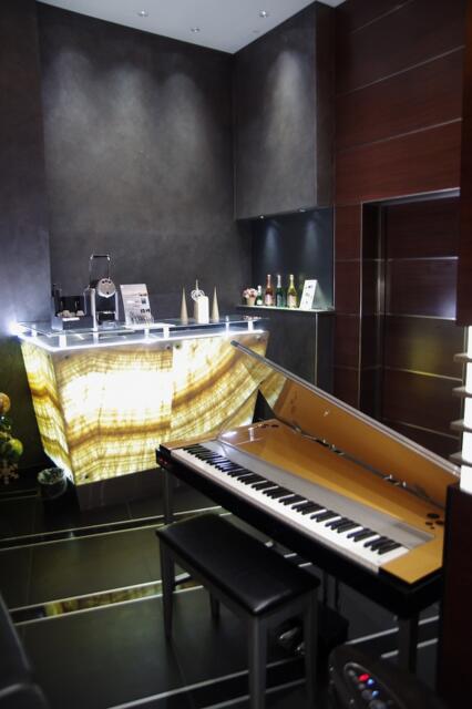 ザ・グランツ(港区/ラブホテル)の写真『ロビーのピアノとミニバー』by マーケンワン