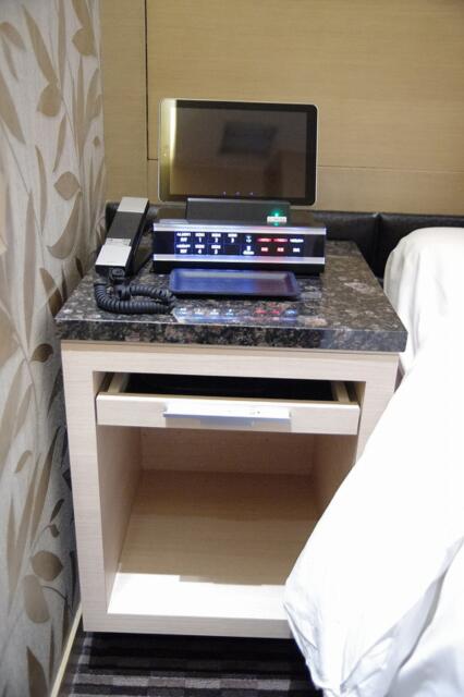 ザ・グランツ(港区/ラブホテル)の写真『301号室　ベッドサイドの電話と調整パネル』by マーケンワン