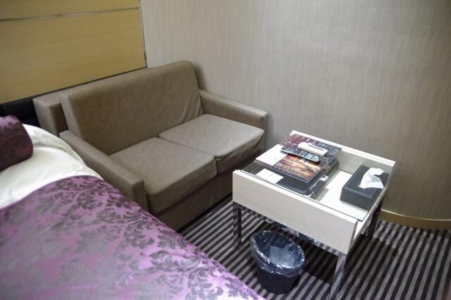 ザ・グランツ(港区/ラブホテル)の写真『301号室　テーブルとソファー』by マーケンワン