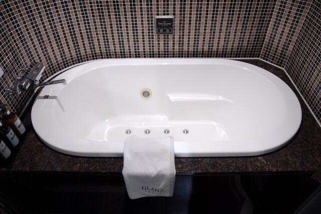 ザ・グランツ(港区/ラブホテル)の写真『301号室　照明＆バブルバス付き浴槽』by マーケンワン