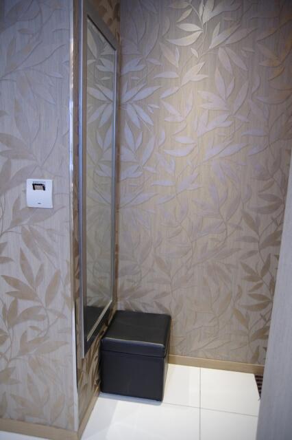 ザ・グランツ(港区/ラブホテル)の写真『301号室　姿見鏡とスツール』by マーケンワン