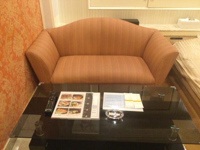 ホテル パル新宿店(新宿区/ラブホテル)の写真『305号室 テーブル、ソファ』by ACB48