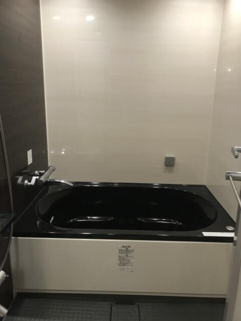 ラピア(新宿区/ラブホテル)の写真『リニューアルした406号室の浴室①』by 少佐