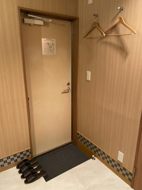 HOTEL 風々(ふふ)(新宿区/ラブホテル)の写真『108号室(玄関、ハンガー)』by こねほ