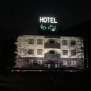 ヴィラジュリアナガラ(岐阜市/ラブホテル)の写真『夜の外観』by まさおJリーグカレーよ