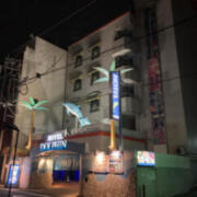 ホテル ドルフィンリゾート 岐阜(岐阜市/ラブホテル)の写真『夜の外観』by まさおJリーグカレーよ