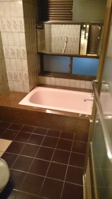 ミンク町田(相模原市/ラブホテル)の写真『501号室の浴室 鏡はすぐに曇るので意味がない』by angler