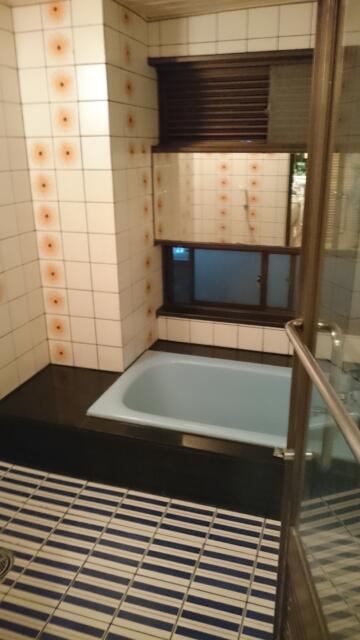 ミンク町田(相模原市/ラブホテル)の写真『402号室の浴室。外窓あり。』by angler