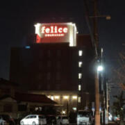 HOTEL felice(フェリーチェ) 尾張旭店(尾張旭市/ラブホテル)の写真『夜の外観』by まさおJリーグカレーよ