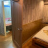 HOTEL セリーズ(江戸川区/ラブホテル)の写真『502号室、部屋の奥から洗面台を見る』by ネコシ