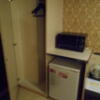 ニューポート(立川市/ラブホテル)の写真『202号室、クローゼットと電子レンジ、冷蔵庫』by もんが～