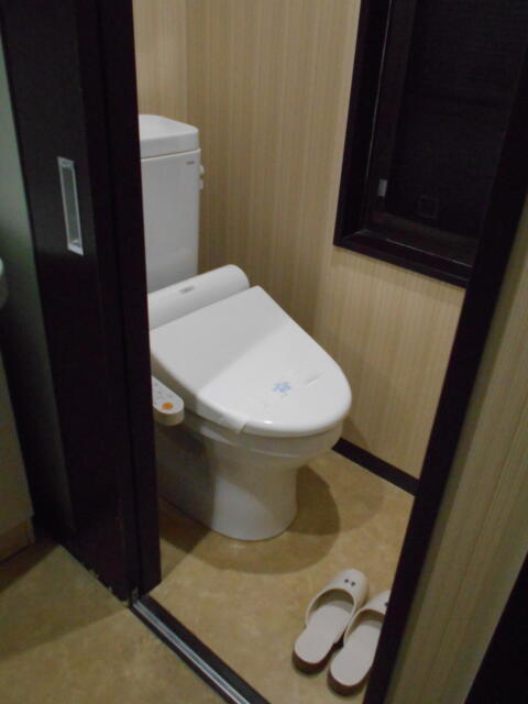 ニューポート(立川市/ラブホテル)の写真『202号室、トイレ』by もんが～