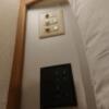 HOTEL 風々(ふふ)(新宿区/ラブホテル)の写真『207号室 ベッド枕元のスイッチ類(前のホテルの使い回しだと思います)』by 舐めたろう