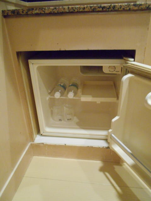 IMAGE２(立川市/ラブホテル)の写真『403号室、冷蔵庫の中にサービスの水2本が入っていました。』by もんが～