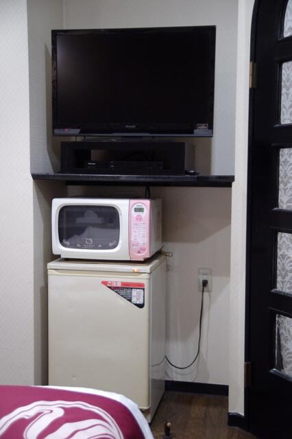 TOWER HOTEL(足立区/ラブホテル)の写真『601号室　テレビ、電子レンジ、販売用冷蔵庫』by マーケンワン