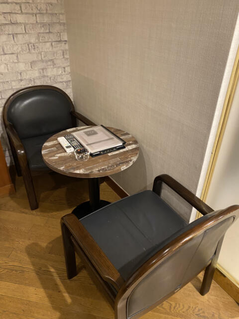 HOTEL R&N（レストアンドネスト）(蕨市/ラブホテル)の写真『301号室（イス、テーブル）』by こねほ