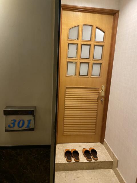 HOTEL R&N（レストアンドネスト）(蕨市/ラブホテル)の写真『301号室（玄関）』by こねほ
