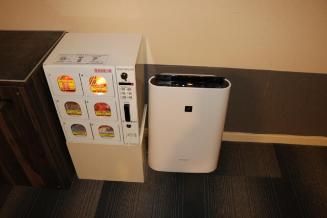 WILL SWEET(厚木市/ラブホテル)の写真『303号室　いやらしいグッズ販売機、空気清浄機』by 夕立朝立