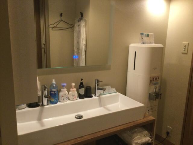 ホテル ATLAS(アトラス)(新宿区/ラブホテル)の写真『306号室(C-Type) 洗面台(横に広く蛇口が2つあります)』by ACB48