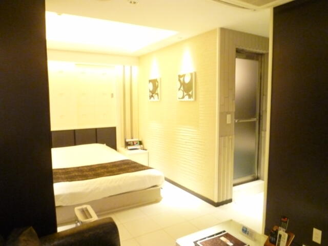 HOTEL AILU(アイル)(豊島区/ラブホテル)の写真『407号室（入口横から部屋奥方向）』by 格付屋