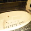 HOTEL AILU(アイル)(豊島区/ラブホテル)の写真『407号室（浴槽幅100㎝（ペットボトル5本分）に30㎝程度の椅子部分があります）』by 格付屋
